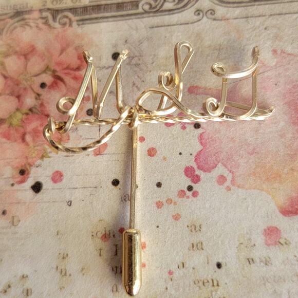 Brooch Women Vintage Script Stick Pin Gold Tone Monogram Letter Lapel Pin - Picture 3 of 10